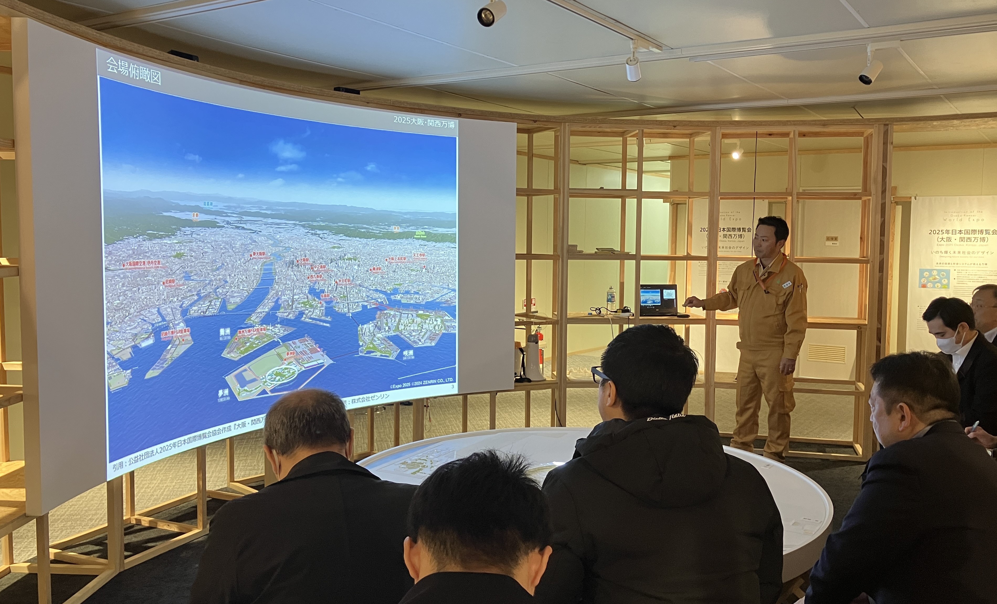 大阪・関西万博の現場事務所内に設置した大林組ビジタールームで工事概要を説明