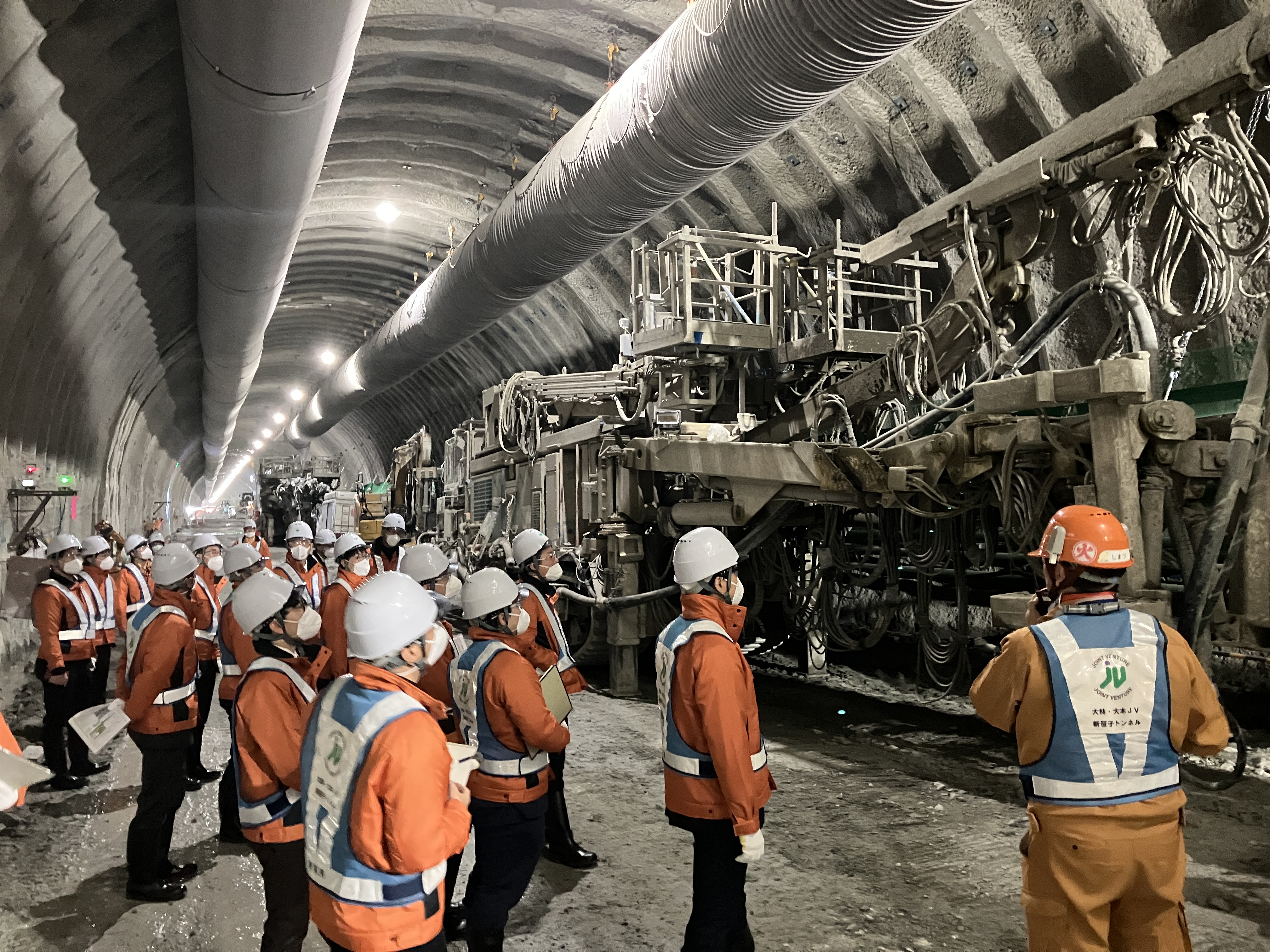 遠隔操作でコンクリートを吹付ける重機